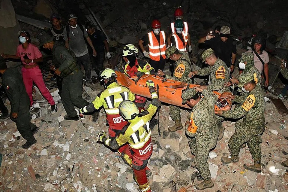 Gambar edaran yang dikeluarkan Tentera Mexico menunjukkan operasi menyelamat seorang kanak-kanak lelaki berusia sembilan tahun di kawasan yang dilanda dua gempa bumi di negeri La Guaira, Venezuela, pada 28 Jun 2026. Ribuan anggota penyelamat, ahli keluarga dan sukarelawan terus menggali timbunan runtuhan siang dan malam bagi mencari mangsa terselamat selepas gempa yang melanda Venezuela lebih empat hari lalu, mengorbankan hampir 1,500 orang dan menyebabkan puluhan ribu lagi masih hilang.