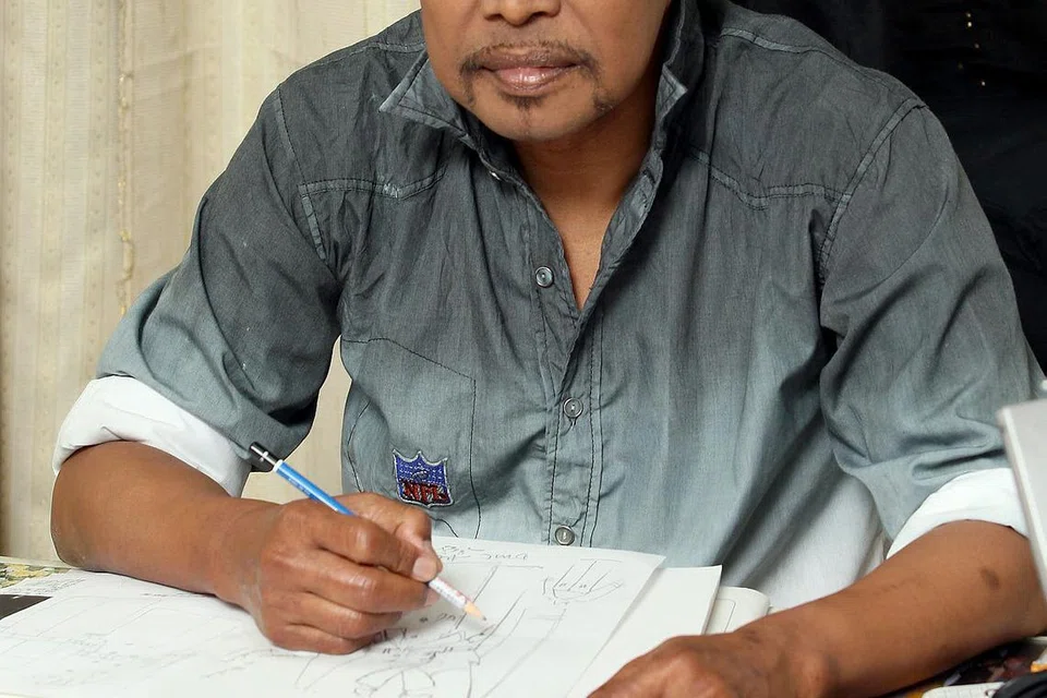 KELUARGA FESYEN: Encik Hafitz Haron, yang meneruskan legasi bapanya, Allahyarham Haron Abdul Hamid (gambar atas), menunjukkan lakaran fesyen yang dihasilkannya. Ia kemudian dijadikan pakaian dengan bantuan ibunya, Cik Liza Haron, dengan menggunakan jenama Amen, yang khusus bagi lelaki.