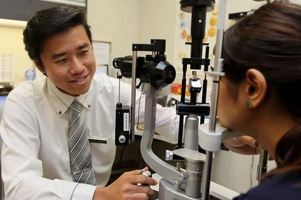 PENGLIHATAN JADI KABUR: Penolong Profesor Mohamad Rosman (kiri) berkata katarak terjadi apabila kanta mata asli menjadi kusam seiring dengan usia yang meningkat. - Foto TUKIMAN WARJI