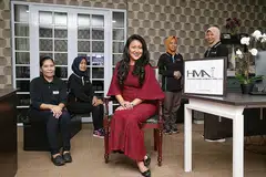 KHIDMAT TERUS DIPERLUKAN: Pemilik Hilwah Maid Agency Cik Nurhilwah (tengah) bersama pembantu rumah baru, (dari kiri) Cik Saurma, Cik Nida Harta, Cik Zaenab dan Cik Juliani. - Foto BM oleh KEVIN LIM