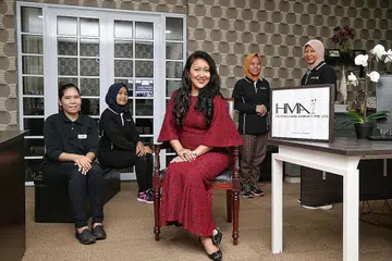 KHIDMAT TERUS DIPERLUKAN: Pemilik Hilwah Maid Agency Cik Nurhilwah (tengah) bersama pembantu rumah baru, (dari kiri) Cik Saurma, Cik Nida Harta, Cik Zaenab dan Cik Juliani. - Foto BM oleh KEVIN LIM