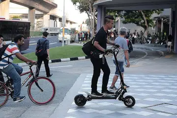 PERATURAN LEBIH KETAT: Lebih banyak ruang umum akan ditetapkan di bawah undang-undang sebagai laluan pejalan kaki sekali gus penggunaan PMD bermotor di laluan sedemikian di larang. Pengguna alat mobiliti lain pula perlu mematuhi peraturan penggunaan yang ditetapkan di ruang berkenaan. Gambar diambil pada 26 Jun 2019. - Foto fail