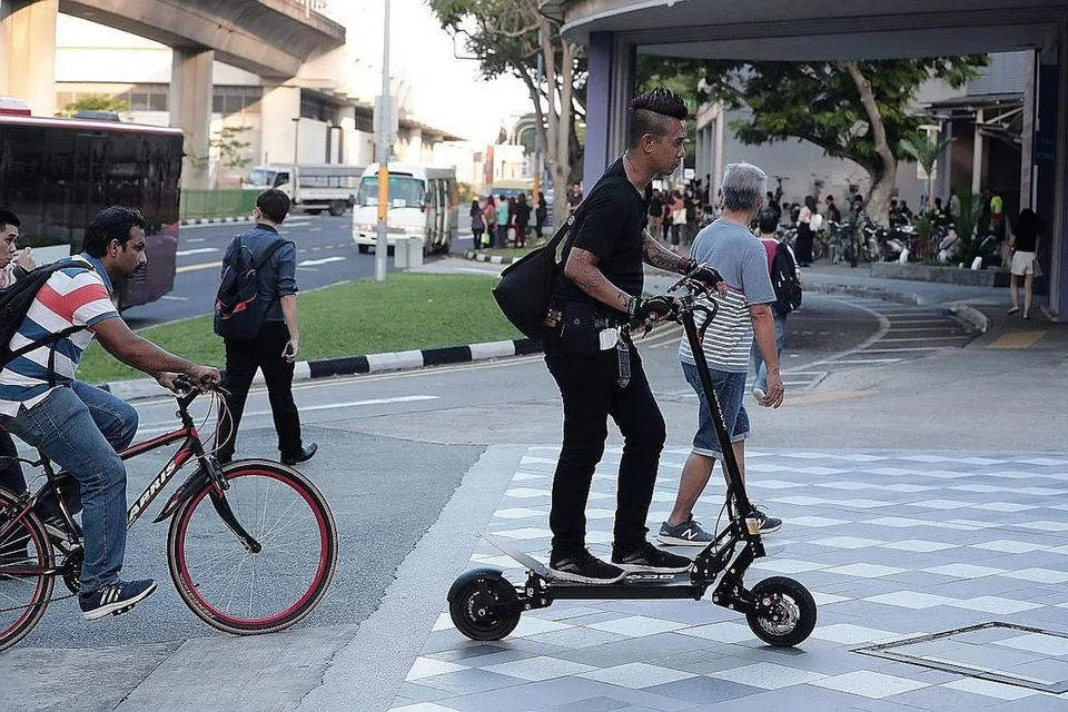 PERATURAN LEBIH KETAT: Lebih banyak ruang umum akan ditetapkan di bawah undang-undang sebagai laluan pejalan kaki sekali gus penggunaan PMD bermotor di laluan sedemikian di larang. Pengguna alat mobiliti lain pula perlu mematuhi peraturan penggunaan yang ditetapkan di ruang berkenaan. Gambar diambil pada 26 Jun 2019. - Foto fail