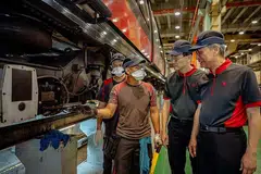 SUMBANGAN PEKERJA: Kakitangan penyelenggaraan SMRT menunjukkan Encik Seah Moon Ming (paling kanan) dan Encik Ngien Hoon Ping (dua dari kanan) salah satu projek Kaizen mereka - inisiatif asas SMRT menjadikan proses kerja lebih selamat dan cekap - di Depoh Kim Chuan yang juga depoh kereta api bawah tanah terbesar di dunia. - Foto-foto SMRT