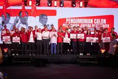Pengerusi Pakatan Harapan (PH) yang juga Perdana Menteri Malaysia, Datuk Seri Anwar Ibrahim (tujuh dari kiri) bersama pimpinan PH dan calon yang diumumkan untuk mewakili PH pada Pilihan Raya Negeri (PRN) Melaka ke-16, pada malam 24 Oktober lalu.