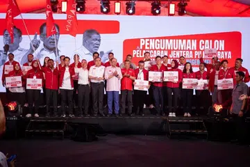 Pengerusi Pakatan Harapan (PH) yang juga Perdana Menteri Malaysia, Datuk Seri Anwar Ibrahim (tujuh dari kiri) bersama pimpinan PH dan calon yang diumumkan untuk mewakili PH pada Pilihan Raya Negeri (PRN) Melaka ke-16, pada malam 24 Oktober lalu.