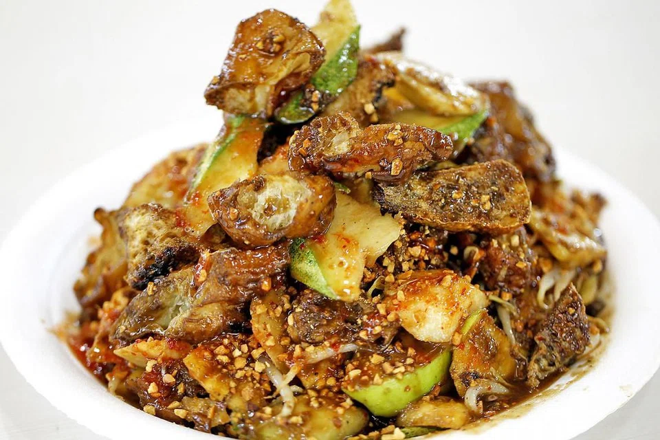 ROJAK CINA: Kuahnya biasanya berwarna coklat kehitaman, pekat dan manis dengan taburan kacang tanah dan digandingkan dengan timun, sengkuang, tau pok, nanas dan yu char kuay. - Foto fail