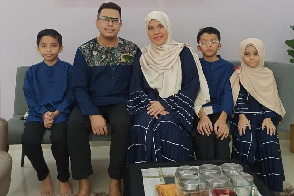 PERGI MENDADAK: Cik Mardalina (tengah) berkata pemergian anak bongsunya, Raisya Ufairah tidak disangkanya. Bersamanya ialah suami, Encik Mohammed Ashraff Hussin (dua dari kiri) serta kembar, Qayyim Fazhan dan Qayyim Iylhan, 11 tahun - Foto-foto ihsan MARDALINA MOHAMED NOSSI