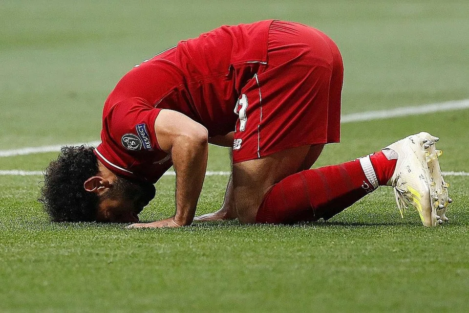 TANDA SYUKUR: Mohamed Salah kerap meraikan golnya dengan bersujud di padang. 