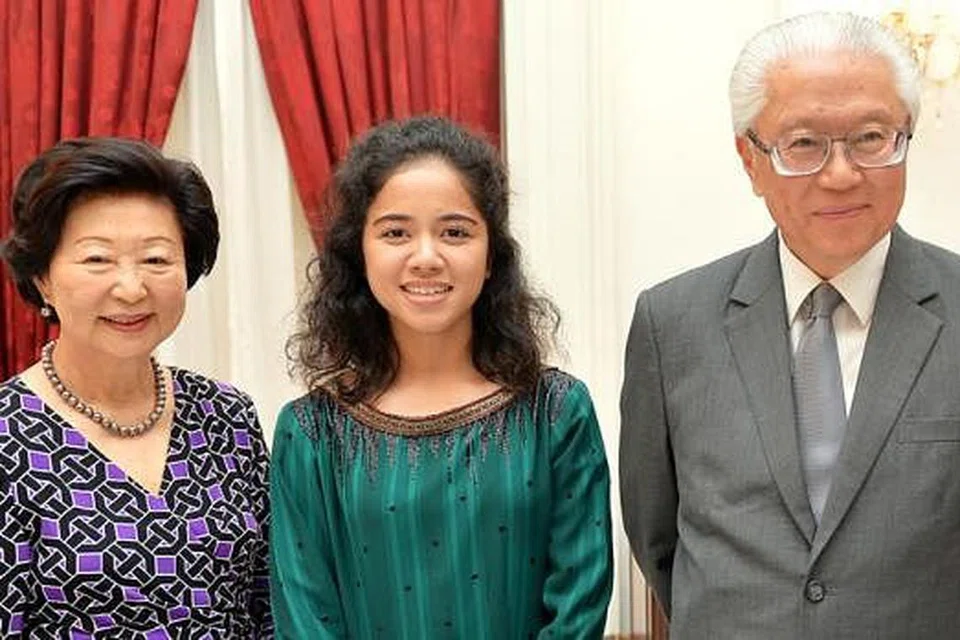DAPAT PERHATIAN PRESIDEN: Relawan di bawah program SportCares, Sharifah Nadirah, bergambar bersama Presiden Tony Tan dan isterinya Cik Mary Tan di majlis Malam Penghargaan Cabaran Presiden kelmarin. - Foto M.O. SALLEH