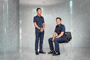 ENGGAN DIGELAR WIRA: Staf Sarjan Muhammad Farhan Safaruan (kanan) dan Sarjan Muhammad Azri Ad'nan (kiri) dapat perhatian di media sosial kerana membantu menangani kebakaran di Century Square. - Foto BH oleh ALPHONSUS CHERN