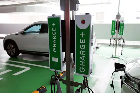 TAMBAH ALAT PENGECAS: Syarikat setempat Charge+ menetapkan matlamat memasang 16,000 alat mengecas kenderaan elektrik menjelang 2030. 