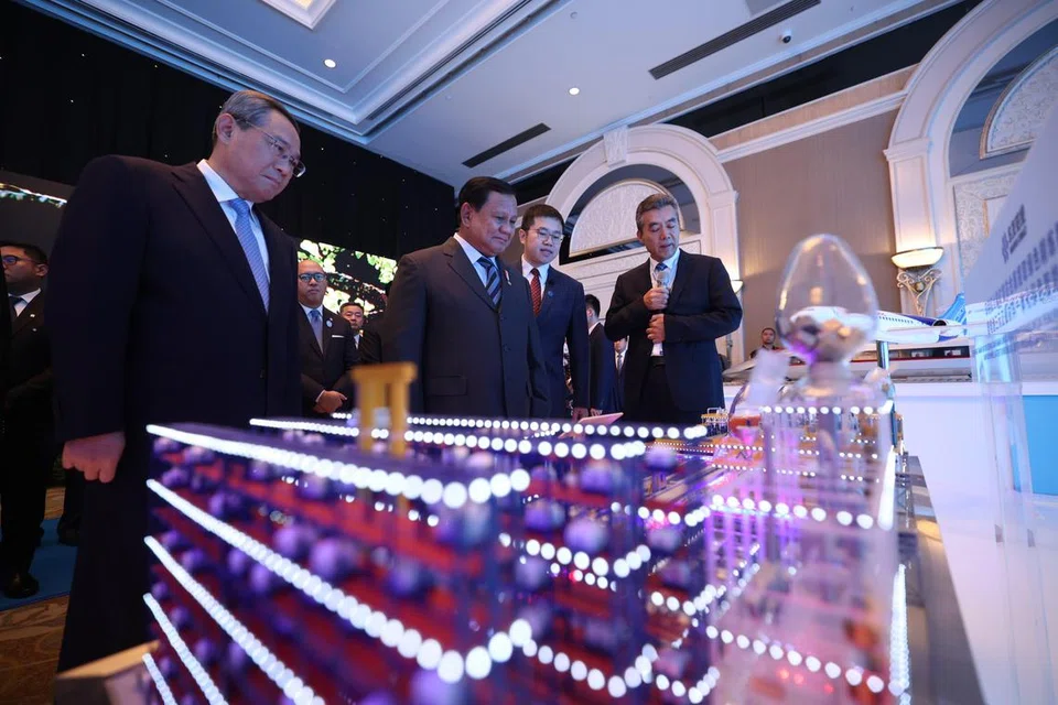 Presiden Prabowo Subianto (dua dari kiri) bersama Perdana Menteri  China, Encik Li Qiang, (kiri) menghadiri Majlis Resepsi Perniagaan Indonesia-China 2025 yang diadakan di Hotel Shangri-La, Jakarta, pada 24 Mei.