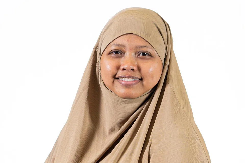 GIGIH MEMBANTU: Eksekutif Kanan Masjid Ar-Raudhah, Cik Hafidzah  Farof, tekun menolong mereka yang memerlukan.