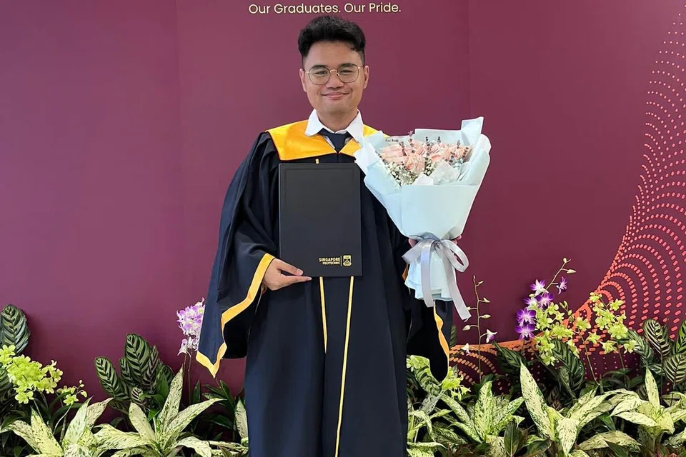 Encik Muhammad Isfarhan Ishak, ketika menerima Diploma Kejuruteraan Marin daripada Politeknik Singapura (PS). Gambar diambil ketika Majlis Upacara Penyampaian Diploma Politeknik Singapura pada Mei 2022. 