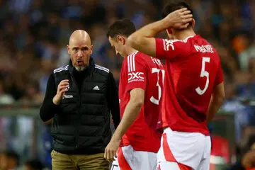 Erik ten Hag (kiri) bercakap dengan Johnny Evans (tengah) dan Harry Maguire di tepi padang semasa United bertemu FC Porto dalam Liga Europa pada 4 September.