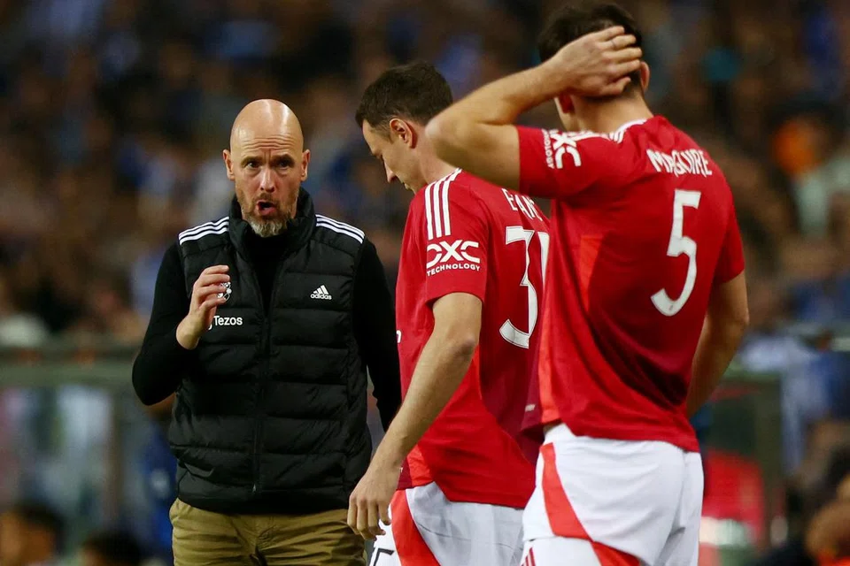 Erik ten Hag (kiri) bercakap dengan Johnny Evans (tengah) dan Harry Maguire di tepi padang semasa United bertemu FC Porto dalam Liga Europa pada 4 September.