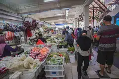 TEKANAN KOS DOMESTIK: MAS berkata kejutan pada harga komoditi sejagat dan rantaian bekalan telah meningkatkan tekanan kos domestik dan akan meningkatkan inflasi teras ke paras jauh lebih tinggi dari purata paras lampau pada tahun ini. - Foto fail