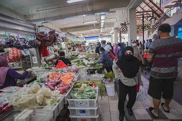 TEKANAN KOS DOMESTIK: MAS berkata kejutan pada harga komoditi sejagat dan rantaian bekalan telah meningkatkan tekanan kos domestik dan akan meningkatkan inflasi teras ke paras jauh lebih tinggi dari purata paras lampau pada tahun ini. - Foto fail
