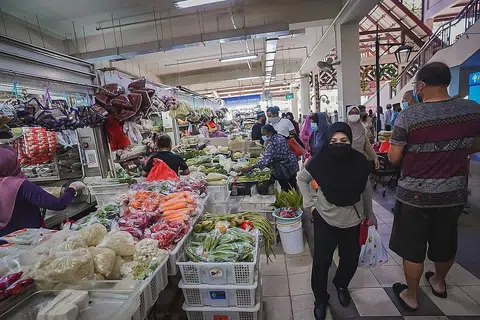 TEKANAN KOS DOMESTIK: MAS berkata kejutan pada harga komoditi sejagat dan rantaian bekalan telah meningkatkan tekanan kos domestik dan akan meningkatkan inflasi teras ke paras jauh lebih tinggi dari purata paras lampau pada tahun ini. - Foto fail