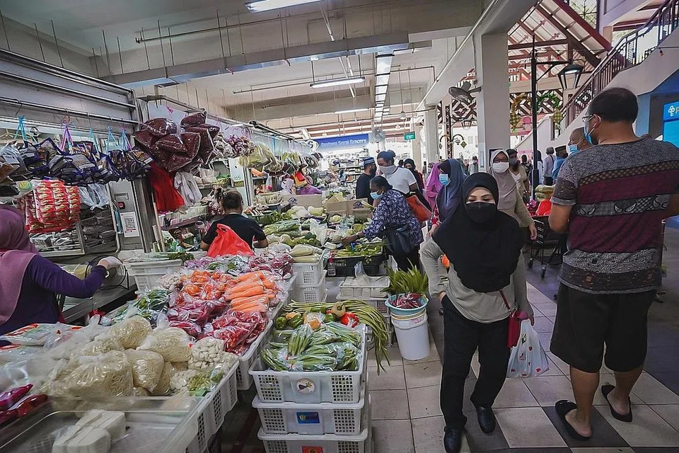 TEKANAN KOS DOMESTIK: MAS berkata kejutan pada harga komoditi sejagat dan rantaian bekalan telah meningkatkan tekanan kos domestik dan akan meningkatkan inflasi teras ke paras jauh lebih tinggi dari purata paras lampau pada tahun ini. - Foto fail