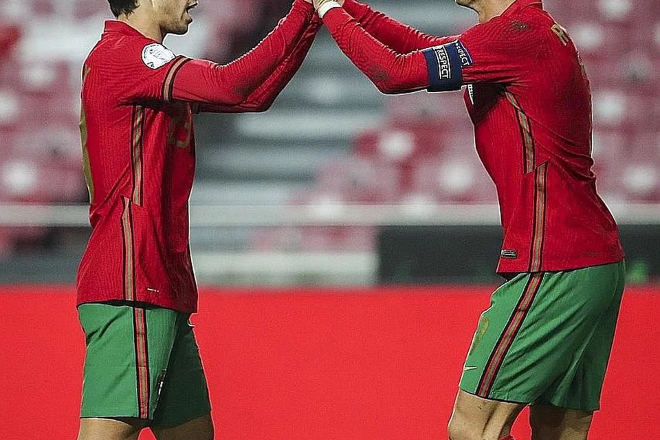 RAIKAN GOL: Pemain Portugal Joao Felix (kiri) dan Cristiano Ronaldo meraikan jaringan gol semasa perlawanan antara Portugal dan Andorra, di stadium Luz di Lisbon, Portugal. - Foto EPA-EFE