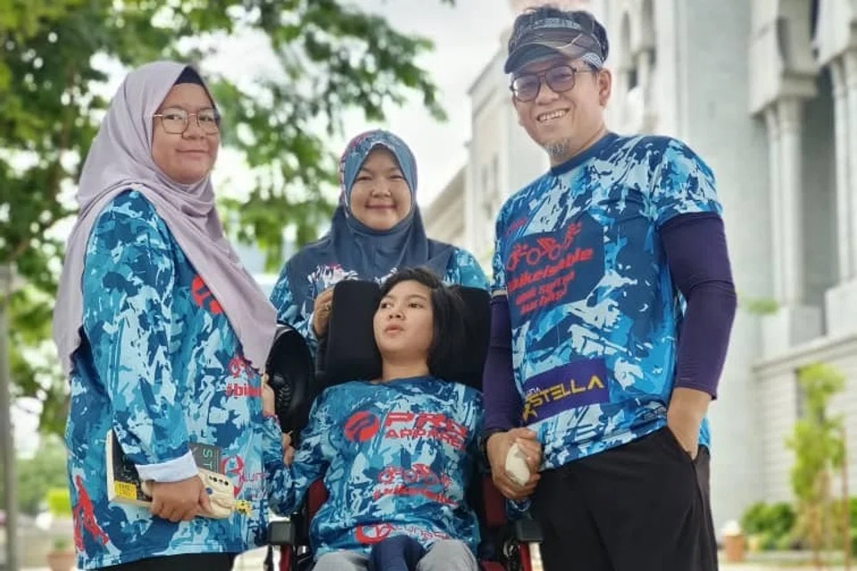 Antara sistem sokongan utama bagi keluarga Encik Wira, (dari kiri) Cik Nur Wirdani Wira Sudepja, Cik Nur Murni Dona Mohd Nordin bersama Nur Wadihan Wira Sudepja (tengah).