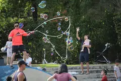 Keluarga dan kanak-kanak bermain di taman permainan air di Playground@Bishan-Ang Mo Kio Park.