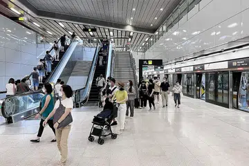 SENANG KE MANA-MANA: Para penumpang di stesen MRT Maxwell, iaitu antara 11 stesen baru sepanjang Laluan Thomson-East Coast, semalam. - Foto BH oleh ALPHONSUS CHERN