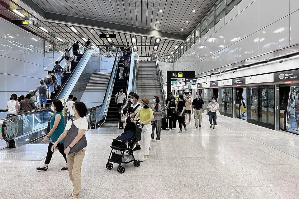 SENANG KE MANA-MANA: Para penumpang di stesen MRT Maxwell, iaitu antara 11 stesen baru sepanjang Laluan Thomson-East Coast, semalam. - Foto BH oleh ALPHONSUS CHERN