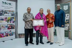 Anugerah Luminary MKAC disampaikan kepada presiden Yayasan Salleh Marican, Encik Mohd Salleh Marican (dua dari kiri), sebagai penghargaan bagi sumbangan dermanya kepada badan itu. Bersama beliau ialah (dari kiri) penasihat Persatuan India Singapura, Encik K. Kesavapany; presiden MKAC, Encik Ameerali Abdeali; dan  pemilik Dragnet Smartech Security Pte Ltd, Encik T. Mogan.