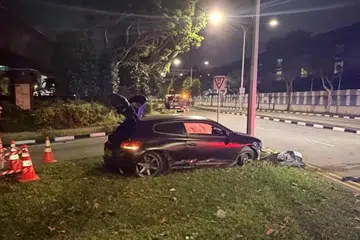 Cubaan polis mengejar kenderaan terlibat berakhir apabila ia terbabas lalu merempuh tiang lampu di persimpangan Woodlands Avenue 7 dan Woodlands Avenue 10.