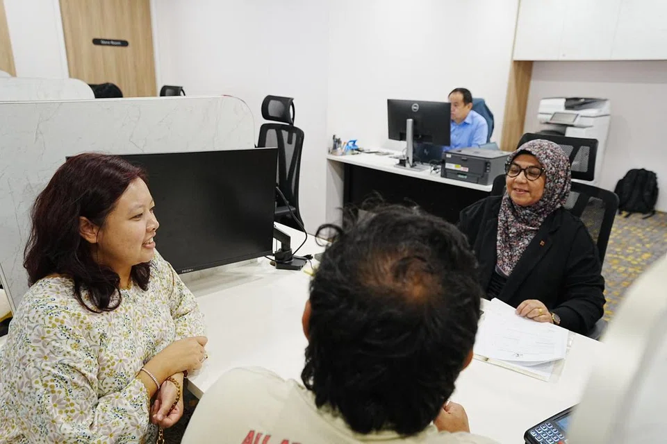 Cik Nur Sufieleenna Sari Muhamed Sufian Chay (kiri), bersama tunangnya adalah antara pasangan pertama untuk mendaftar di tapak sementara ROMM di Esplanade Mall pada 14 April. 