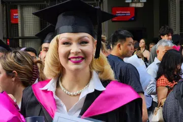 KENANGAN MANIS: Penyanyi Australia, Cassidy La Creme  gembira menggenggam ijazah Sarjana Seni (Pengurusan Seni) dengan Kecemerlangan dari Institut Teknologi Royal Melbourne (RMIT) dan turut disampaikan dengan Anugerah Kecemerlangan Dekan sebagai pencapaian penutup tirai 2023.