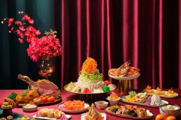 HIDANGAN ISTIMEWA:  Hidangan perayaan eksklusif termasuk ‘nian gao’ goreng dengan keladi dan keledek, udang galah yang dibakar dengan keju, itik salai oren Mandarin dan ‘Yu Sheng DIY’.