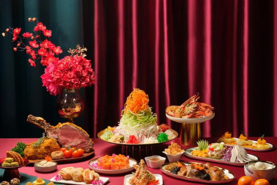 HIDANGAN ISTIMEWA:  Hidangan perayaan eksklusif termasuk ‘nian gao’ goreng dengan keladi dan keledek, udang galah yang dibakar dengan keju, itik salai oren Mandarin dan ‘Yu Sheng DIY’.