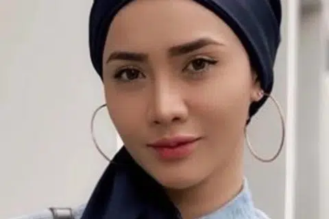 SEDIH DENGAN CEMUHAN: Siti Elizad merintih mengenang kecaman mereka yang tidak tahu betapa susahnya mendapatkan anak.