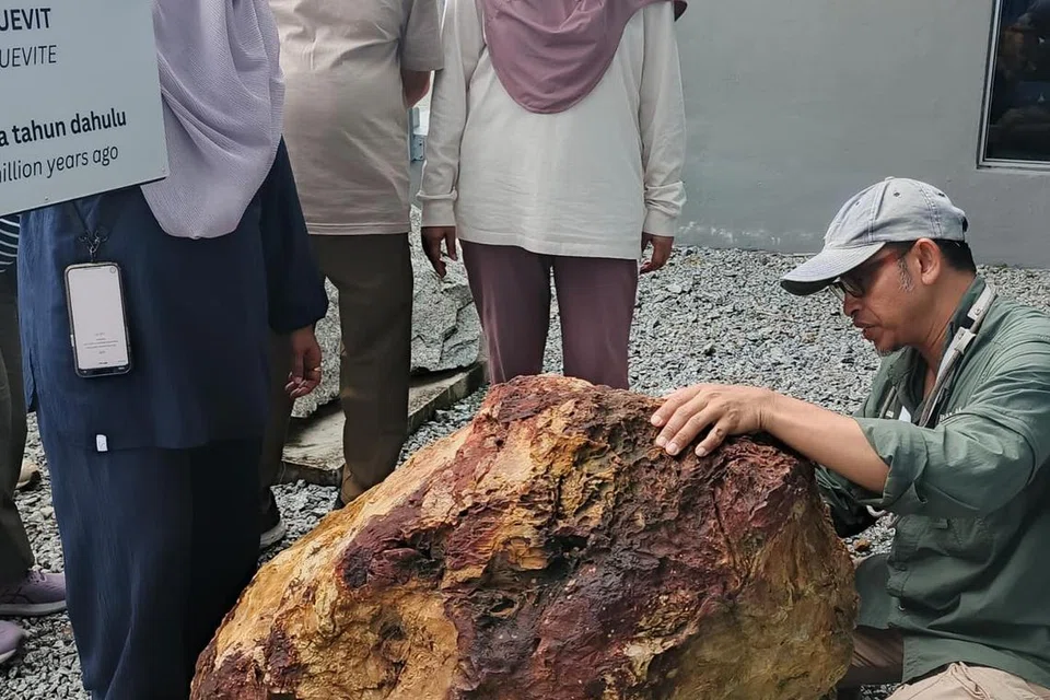 Pemilik Rumah Tiang 16, Encik Abdul Nasir Jalaludin, atau Nash, menunjukkan batu jenis suivet yang dipamekan di Galeri Arkeologi Lembah Lenggong