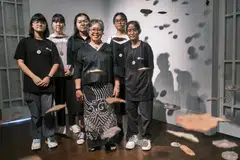 Dr Suriani Suratman (tengah) bersama belia yang dibimbing, Balqis Batrisyia Azhar (kanan), Nur Irsalina Mohamed Isham (dua dari kanan) dan tiga belia lain daripada program seni, Tasek Art Lab, di akademi khidmat sosial, Tasek Academy Social Services, yang menghadiri acara pembukaan pameran seni ‘A Natural State of Being’ pada 20 September di 28 Temenggong Road.