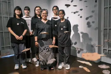 Dr Suriani Suratman (tengah) bersama belia yang dibimbing, Balqis Batrisyia Azhar (kanan), Nur Irsalina Mohamed Isham (dua dari kanan) dan tiga belia lain daripada program seni, Tasek Art Lab, di akademi khidmat sosial, Tasek Academy Social Services, yang menghadiri acara pembukaan pameran seni ‘A Natural State of Being’ pada 20 September di 28 Temenggong Road.