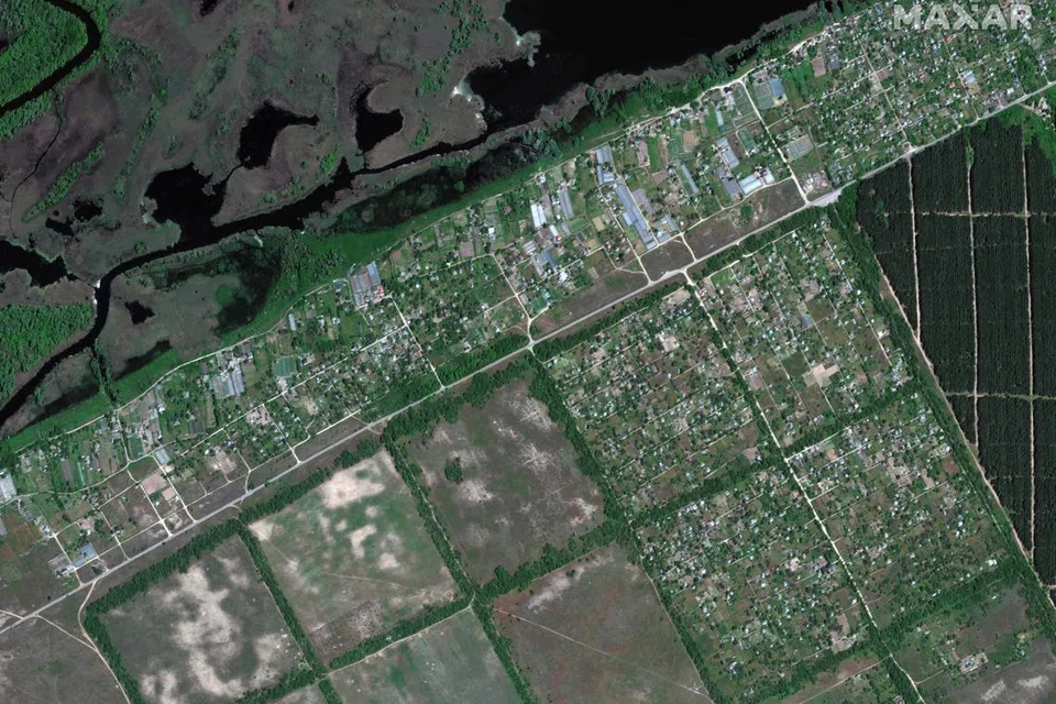 BANJIR ANCAM PENDUDUK: Gambar satelit menunjukkan kawasan petempatan penduduk di Krynky sebelum dilanda banjir. Namun beribu-ribu penduduk meninggalkan rumah masing-masing apabila empangan pecah dan banjir melanda. 