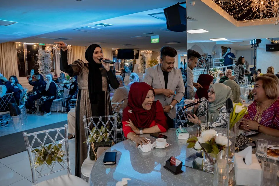 Siti Nordiana bersama hos, AB Shaik, sedang beramah mesra dengan penyanyi veteran, Sanisah Huri (bertudung hijau), yang turut hadir pada acara makan malam itu. Penyanyi veteran lain yang juga hadir ialah Maria Bachok dan Kamalia Latif.