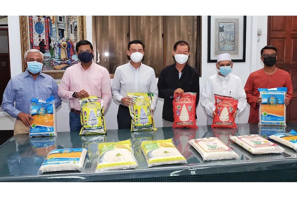 DERMA 30 TAN BERAS: Sempena Ramadan yang bakal menjelang, Singapore Buddhist Lodge (SBL) telah mendermakan sebanyak 30,000 kilogram (30 tan) beras untuk diagihkan kepada masjid serata negara. (Dari kiri) Encik Hawazi, Encik Mohamed Irshad, Dr Wan Rizal, Encik Tan, Habib Hassan dan Encik Zaini. - Foto BH oleh KHALID BABA