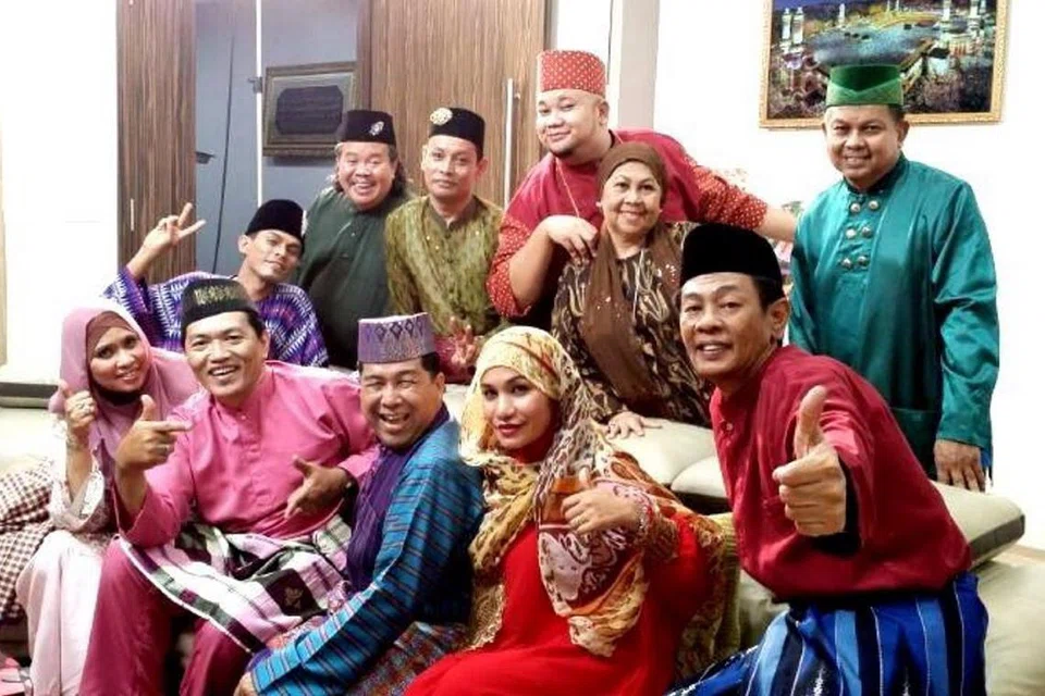 Sekumpulan pelawak Singapura yang tidak asing dalam menghiburkan  penonton tempatan dengan jenaka mereka yang banyak berkisar tentang kehidupan masyarakat setempat. Antaranya (dari kiri, depan) Shidah Ibrahim, Sahfuddin Mahfudz, Allahyarham Zainal Ihim, Megawati dan Arif S. Shamsudin. (Dari kiri, belakang) Hamzah Adon, Allahyarham Alias Kadir, Ariff Esa, Raihan Husin, Zaliha Hamid and Husin Saaban.