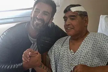 DOKTOR DAN RAKAN: Dr Luque (kiri) merupakan doktor peribadi dan juga rakan Maradona dan mereka dilihat bergambar bersama semasa pada 11 November lalu. - Foto AFP