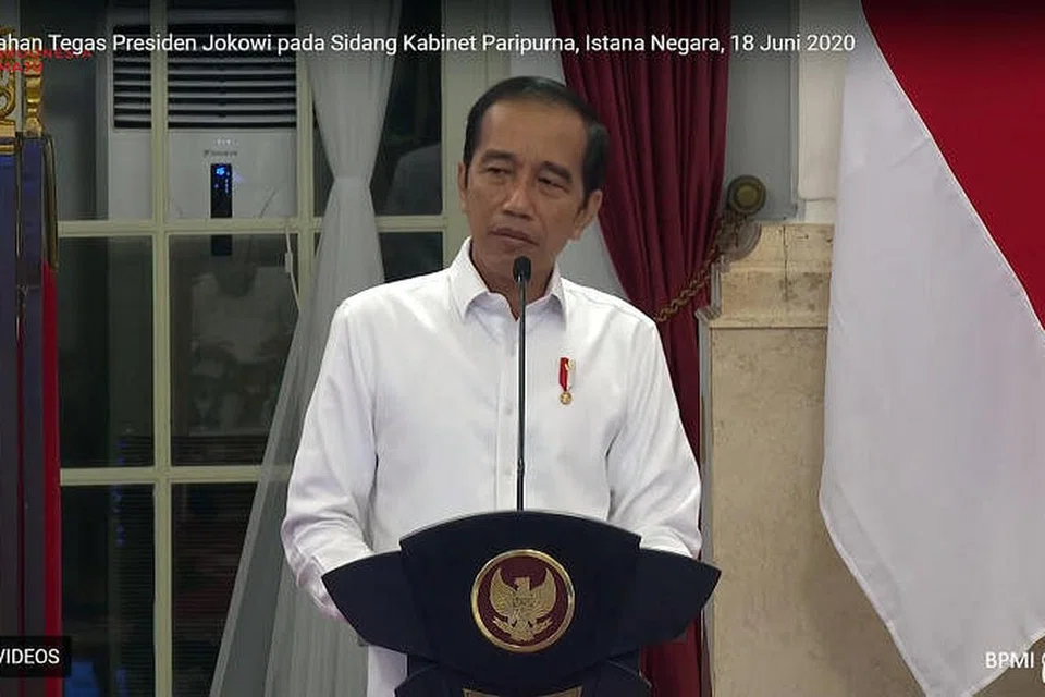 LAHIRKAN RASA KECEWA: Presiden Jokowi begitu marah dan kecewa dengan menteri-menterinya dek kelambatan agihan bantuan yang sepatutnya diberi kepada orang awam dan perniagaan dalam menangani krisis Covid-19. - Foto TANGKAP LAYAR YOUTUBE