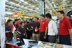 BINA PEMIKIRAN DENGAN MATLAMAT MASA DEPAN DIGITAL: Encik Ng (tiga dari kanan) meninjau teknologi yang ada dalam dunia pengangkutan setempat sewatu melancarkan rancangan SkillsFuture digital buat pekerja SMRT. Bersamanya ialah Penolong Setiausaha Agung NTUC, Encik Melvin Yong (kanan). - Foto NTUC