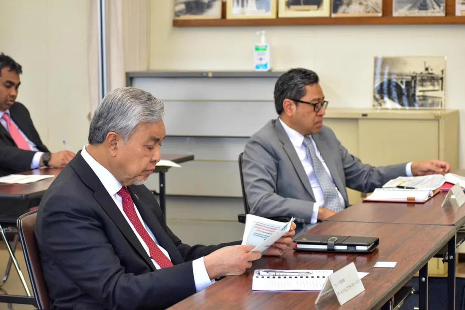 Timbalan Perdana Menteri Malaysia, Datuk Seri Dr Ahmad Zahid Hamidi (kiri) pada sesi taklimat yang disampaikan oleh Pejabat Langkah-langkah Pemulihan Bencana, Biro Pembangunan Wilayah Kinki di bawah Kementerian Tanah, Infrastruktur, Pengangkutan dan Pelancongan (MLIT) Jepun bagi lawatan kerja ke Jepun pada 21 Februari.