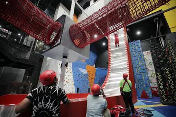 PERMAINAN CABAR DIRI: Rumah kelab HomeTeamNS Khatib antara lain mempunyai Adventure HQ, sebuah hab tertutup yang mempunyai pelbagai kegiatan, seperti tembok memanjat dan aktiviti tali. - Foto BH oleh GIN TAY