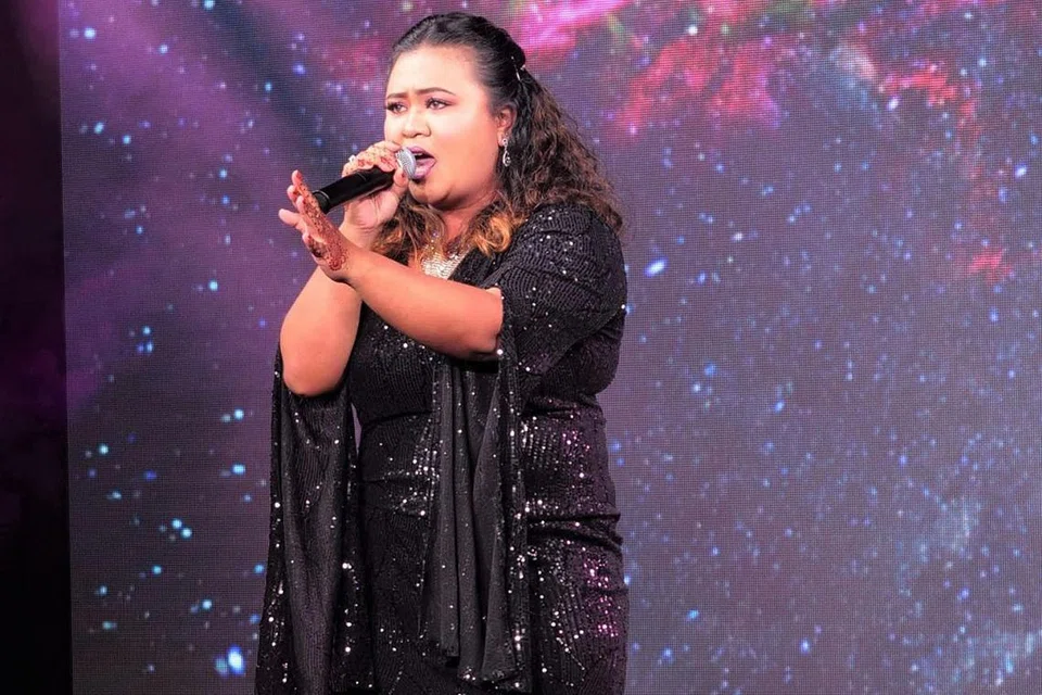 TEMUI TEMAN SEHATI SEJIWA: Rose Jeff, yang memenangi tempat ketiga 'Suara 3.0', bagaikan disatukan dengan 'keluarga besar' yang sama-sama mencari ruang menebarkan bakat menyanyi. - Foto WISMA GEYLANG SERAI